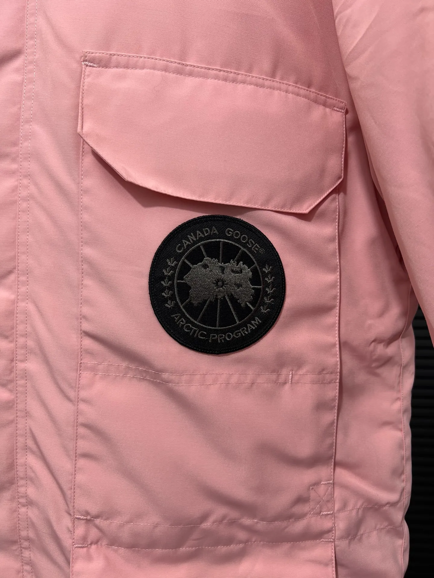 P780 🆕 Top original version, supports chip sensor with handbag 𝗖𝗮𝗻𝗮𝗱𝗮 𝗚𝗼𝘀𝗲 / 🇨🇦 Canada Goose 08 Down Jacket ⚠️ Partners who have been cooperating with us in the past few years know that no matter what is produced outside, our pure genuine trading company ships ❗️ After the test of time, we have received rave reviews. You can compare the market products with us. If you are not satisfied, you can return it at will. You are also welcome to come to ZG to see it and then come to my home to buy‼  1⃣️ The filling is 80% white duck down, with a weight of 500g. Regarding the down content, you can feel it with your hands. Good down has no embarrassment and can be called a walking duvet! 2⃣️ The fabric is made of Feather-Light 10D waterproof coating fabric, which is made of 84.5 polyester fiber and 15.5 cotton. The surface is treated with a special Teflon protective coating produced by DuPont to prevent wind and splash water, and makes the clothing anti-pollution and long-lasting new features! 3⃣️ One-piece seamless cuffs, 13cm official length, all seals are stamped, and all the inner liner is hemmed. The overcoat means sewing all the inner liner once. On the one hand, it is to prevent the velvet from running off, and on the other hand, it can keep the stiffness of the clothes! 4⃣️ Original Yoshida Kogyo Kabushikigaisha zipper, top-grade zinc alloy electroplated zipper with the highest specifications, using precise Japanese craftsmanship, raw materials and management methods. Each zipper can withstand 100,000+ openings and closings 5⃣️ The detachable fur collar is made of top-grade imported wolf fur, which is not comparable to the loose and soft raccoon fur and fake fur on the market. It is a natural Siberian coyote fur collar. The delicate and strong feel is the sense of life that comes from the erosion of wind and frost in nature. 6⃣️ Main logo double-thread 9-needle locking stranded embroidery, electronic digital automatic embroidery, maple leaves with sharp edges. Size: XS-XXL Color: black, off-white, graphite gray, sapphire blue Dark Blue Pink Azure Graphite Gray Black Label Shoulder Width Chest Sleeve Length Clothes Length Recommended Weight kg 67 87 80-90 2XL 58 136 69 89 90-105